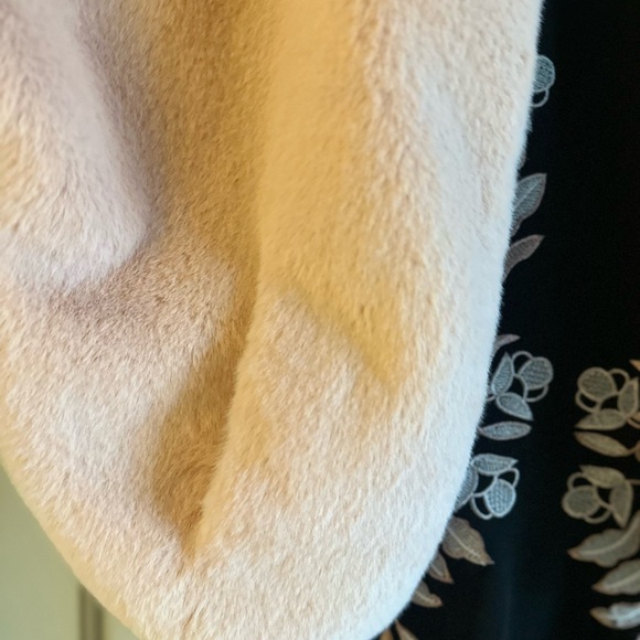 Black dress with embroidered design. Pink shrug with pockets by Azure included - Picture 2 of 4